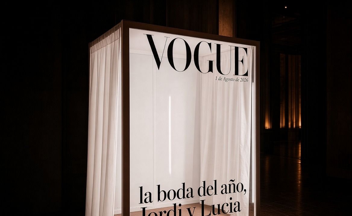 Photocall personalizado estilo revista de moda, con nombres y fecha de la boda