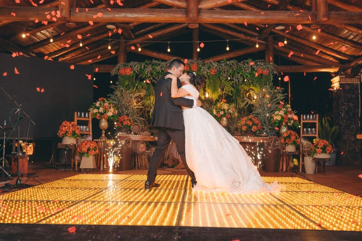 Novios en su primer baile, uno de los momentos donde dejamos grabando la cámara 360°
